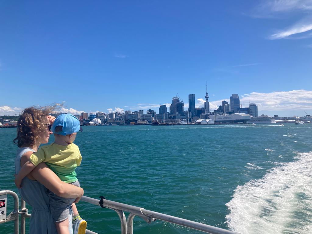 Auckland Skyline Fähre Susann Reinsch mit Kind